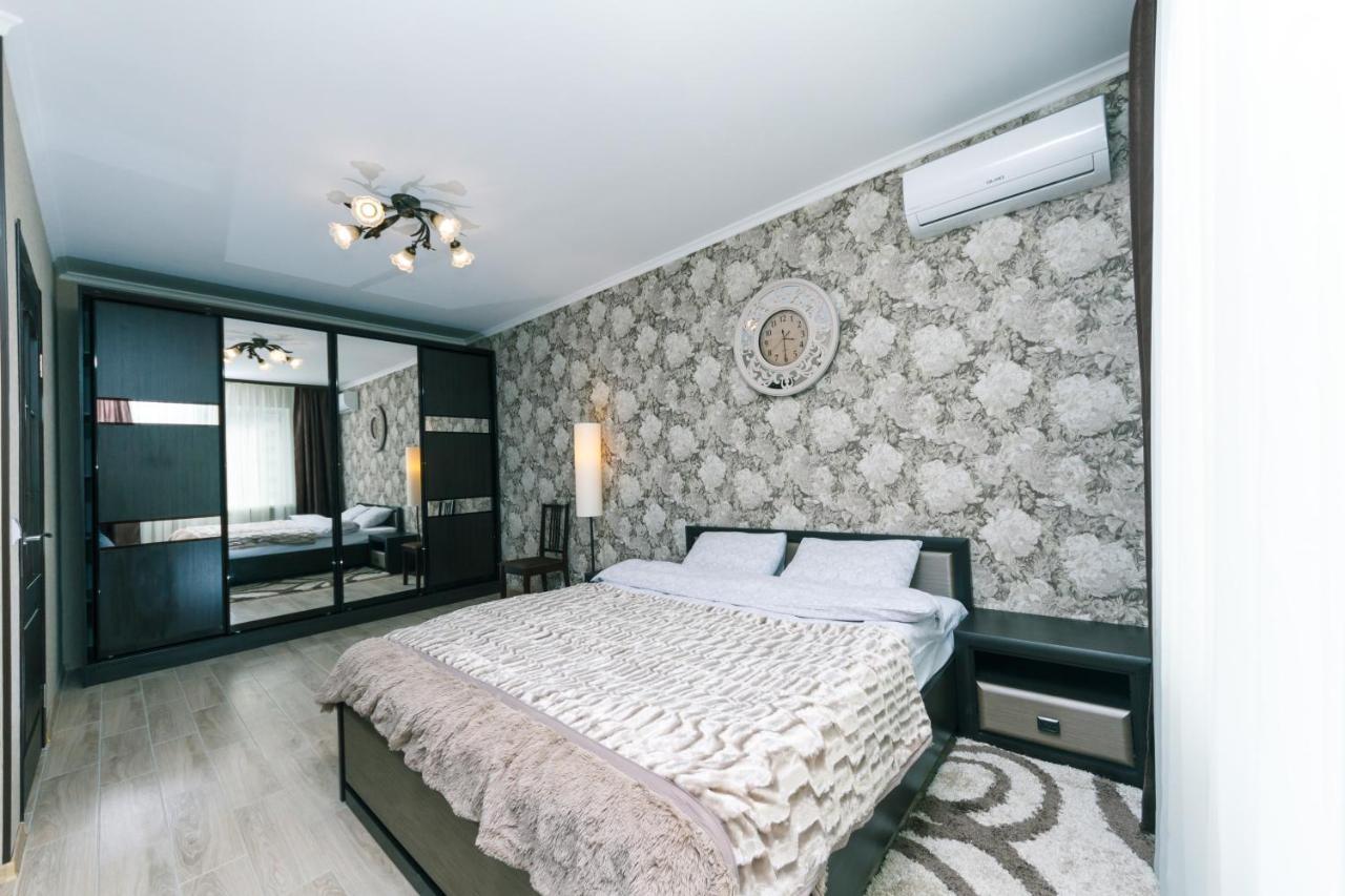 Poznyaky Apartments Patriotika Kiev Dış mekan fotoğraf